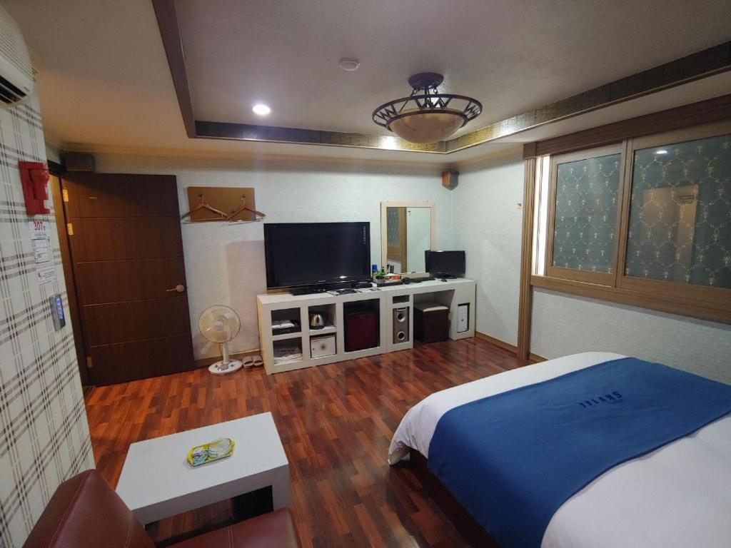 Sky Hotel Changwon Zewnętrze zdjęcie