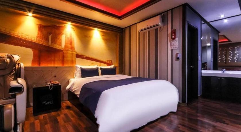 Sky Hotel Changwon Zewnętrze zdjęcie